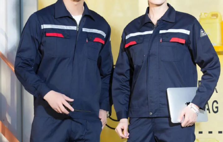 防靜電工作服定制的特點(diǎn)及穿戴注意事項(xiàng)，防靜電工作服廠家該如何選擇？
